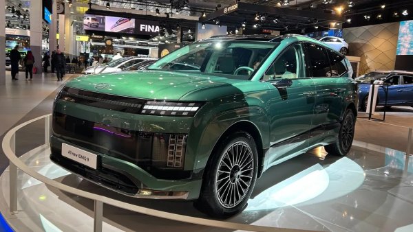 Hyundai вади не една, а три коли на автомобилното изложение в Брюксел. Включително странният, но очарователен градски автомобил Hyundai Inster и версията Hyundai Inster Cross , вдъхновена от 4x4. Но над тях се извисява Ioniq 9: новият седемместен EV флагман на марката. 

Под внушителния, футуристичен дизайн е същата платформа, използвана при всепризнатата Kia EV9. Ioniq 9 обаче получава по-голяма батерия от 110,3kWh, която позволява до 620 км пробег. Вътре има топ технология, например, активно потискане на шума от пътя и AI асистент, както и огромно пространство. 
